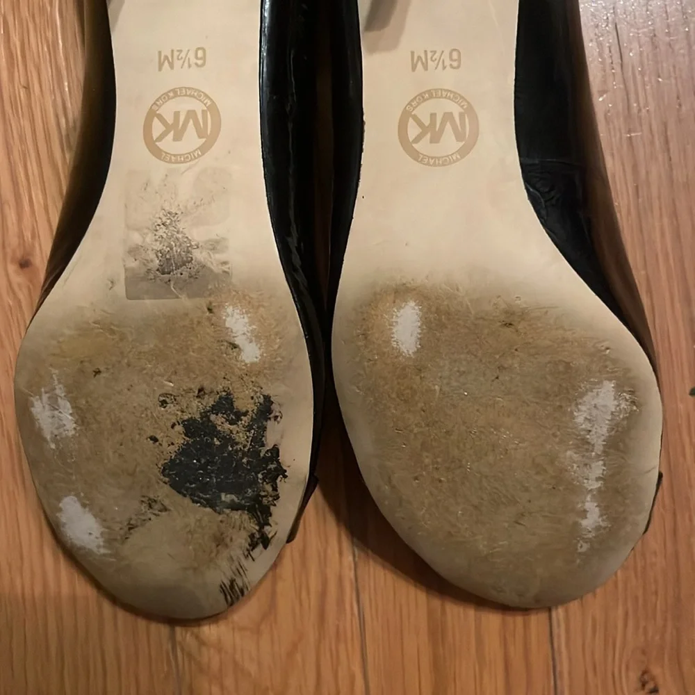 Michael Kor Black Logo Shoes 2.5 inch heel rounded toe - Picture 13 of 15